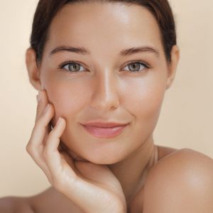 Augenbrauen-Behandlung im Detail bei go'smetics in München – präzise Härchenarbeit für ein natürliches Ergebnis